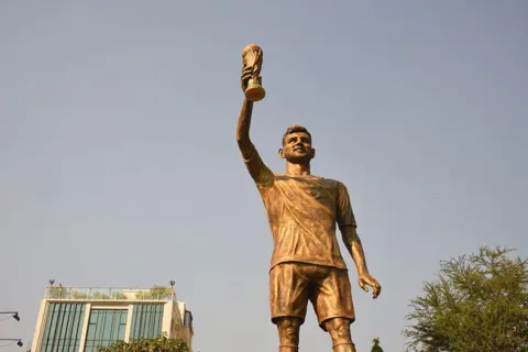 Messi virtually unveiled a 70ft statue of himself in Kolkata